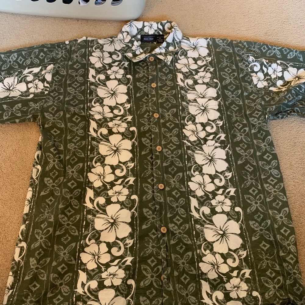 Men’s 2XL Hawaiian print button up Shirt